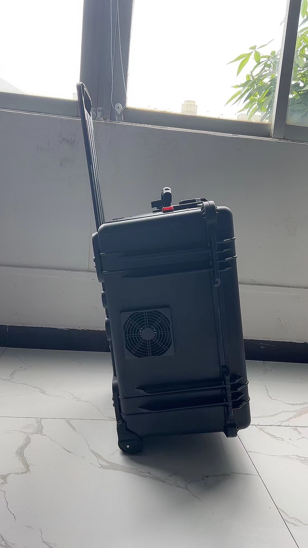 五指山手拉箱型移动通信干扰器